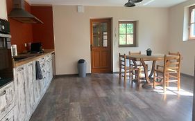 Maison En Bois Dans Un Ecrin De Verdure